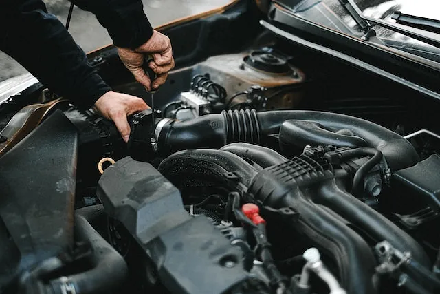 mecánico reparando un coche