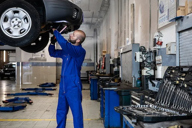 mecánico reparando un coche