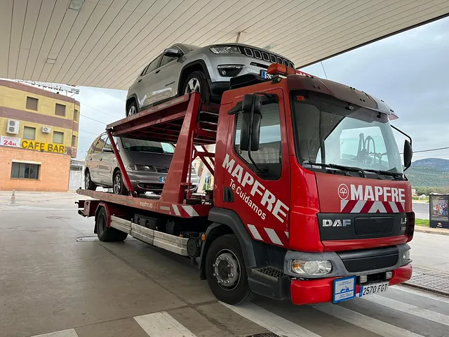 grúa levantando un coche